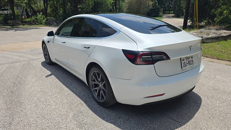 Tesla Model 3 Vehicle Image 3