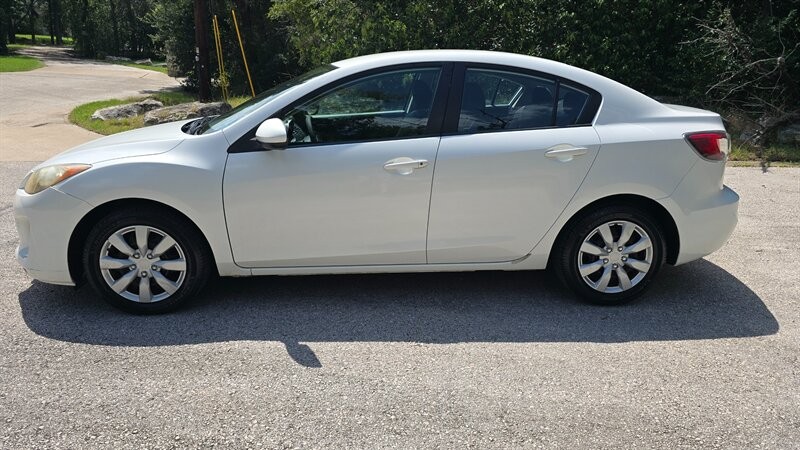 Mazda Mazda3 Sedan Vehicle Image 2