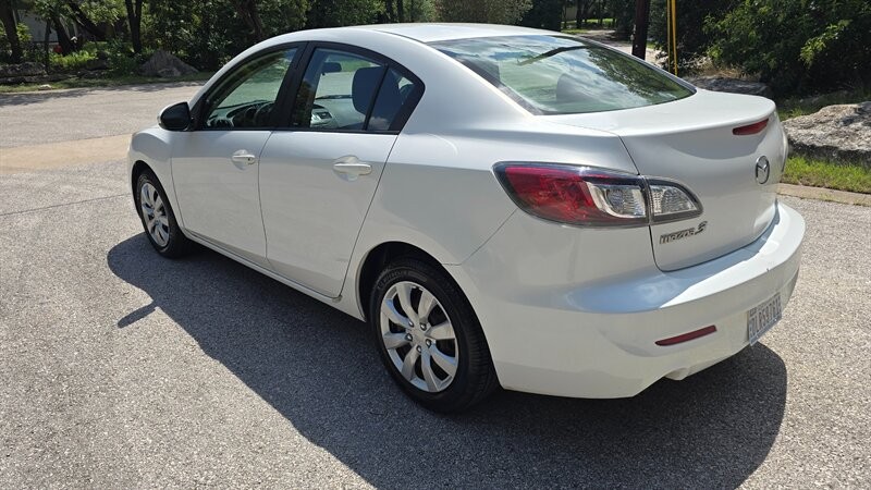 Mazda Mazda3 Sedan Vehicle Image 3