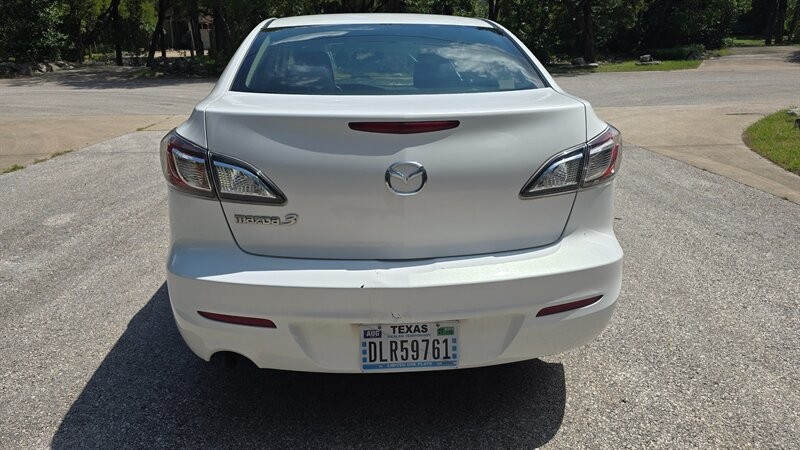 Mazda Mazda3 Sedan Vehicle Image 4