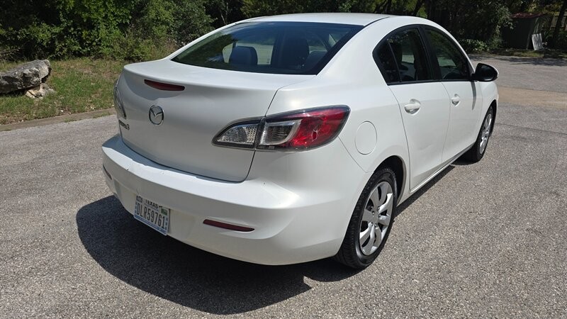 Mazda Mazda3 Sedan Vehicle Image 5