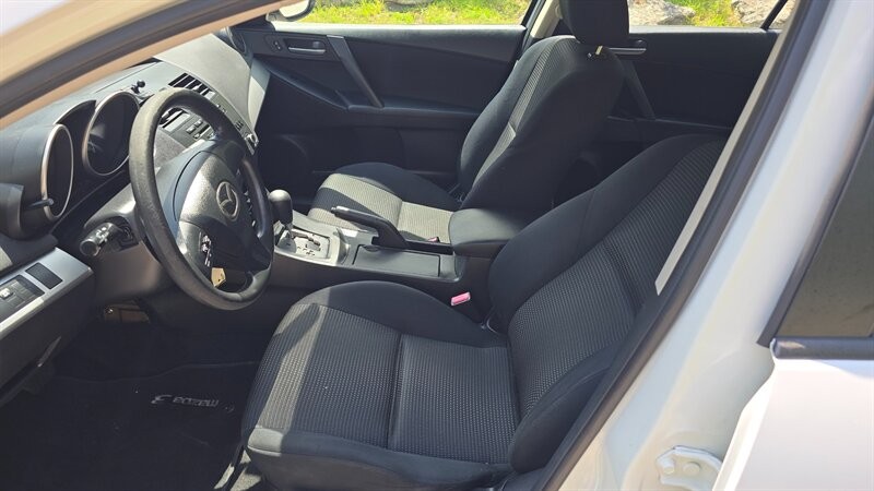Mazda Mazda3 Sedan Vehicle Image 9