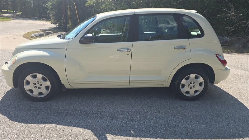 Chrysler PT Cruiser Vehicle Image 2