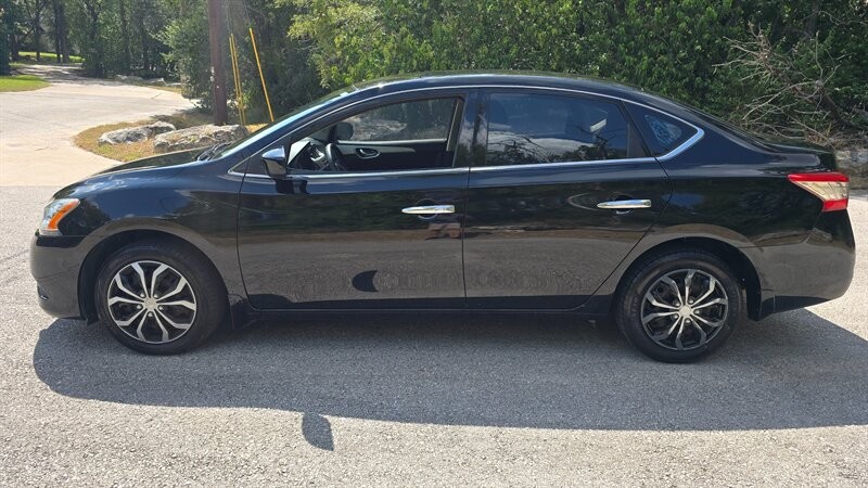 Nissan Sentra Vehicle Image 2