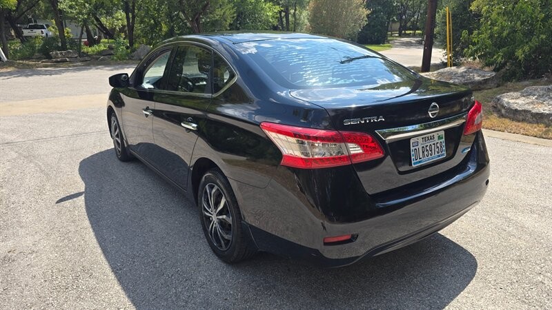 Nissan Sentra Vehicle Image 3