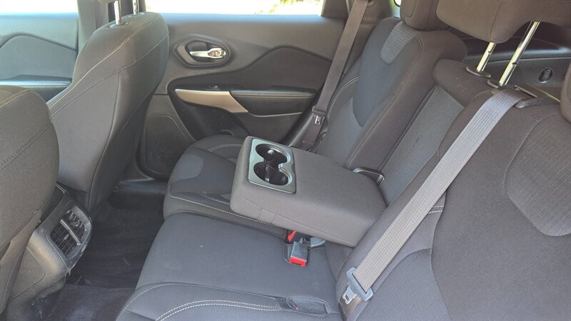 Jeep Cherokee Vehicle Image 10