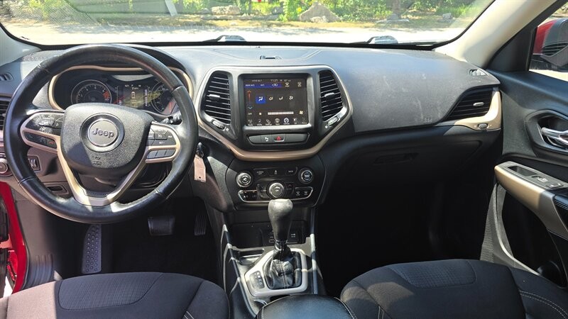 Jeep Cherokee Vehicle Image 11