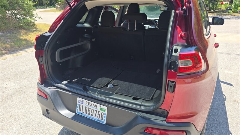 Jeep Cherokee Vehicle Image 12
