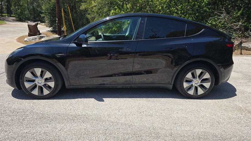 Tesla Model Y Vehicle Image 2