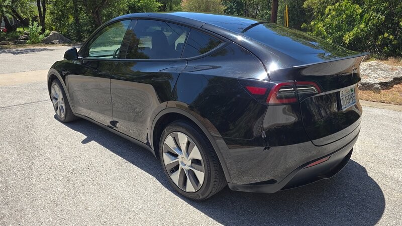 Tesla Model Y Vehicle Image 3
