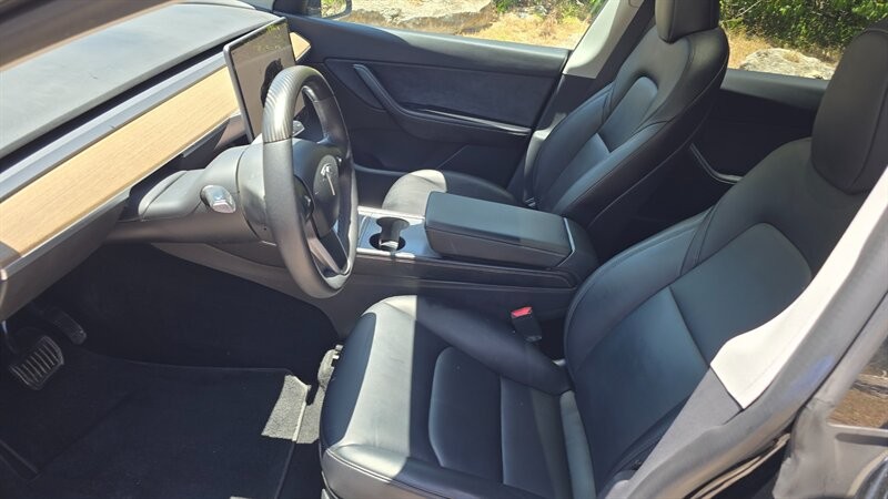 Tesla Model Y Vehicle Image 9
