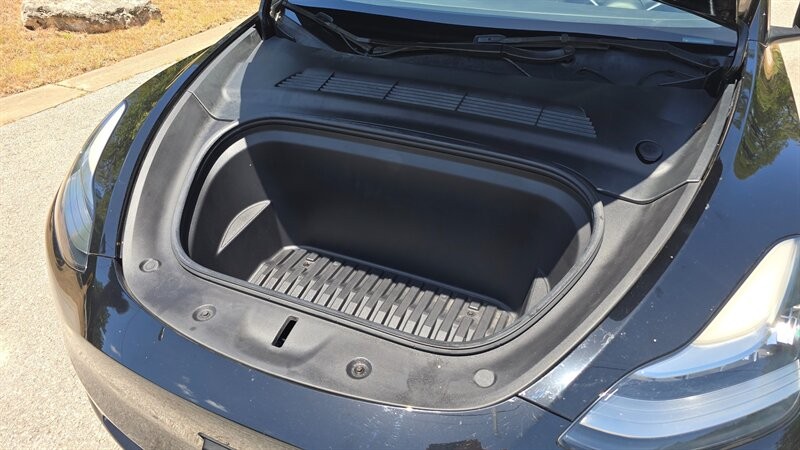 Tesla Model Y Vehicle Image 13
