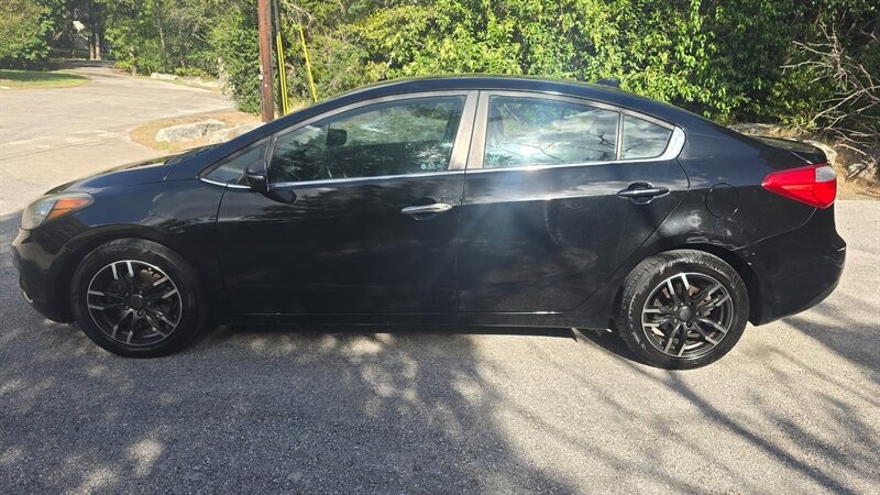 Kia Forte Vehicle Image 2