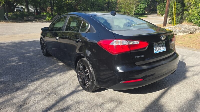 Kia Forte Vehicle Image 3