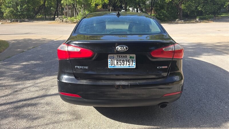Kia Forte Vehicle Image 4