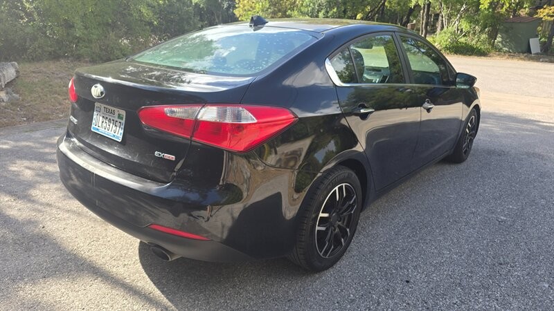 Kia Forte Vehicle Image 5