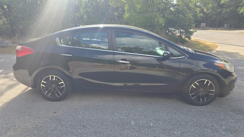 Kia Forte Vehicle Image 6