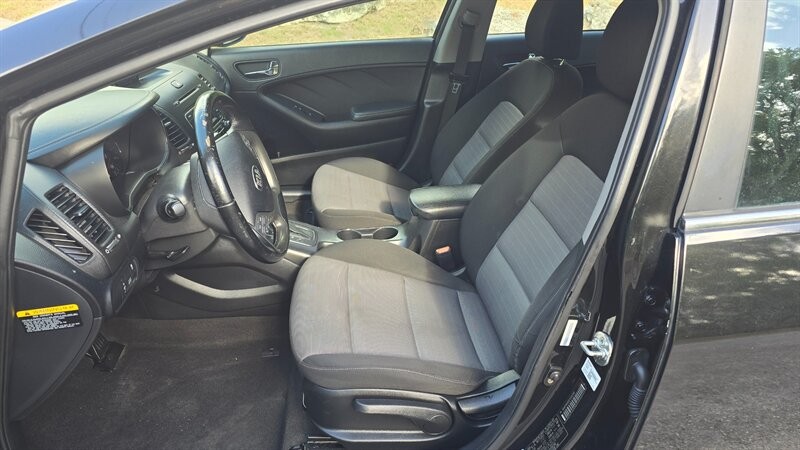 Kia Forte Vehicle Image 9