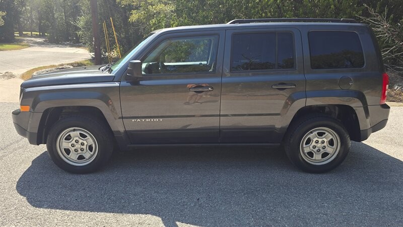 Jeep Patriot Vehicle Image 2