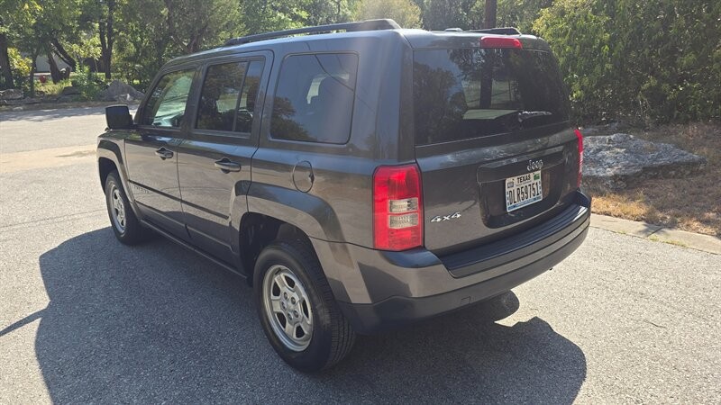 Jeep Patriot Vehicle Image 3