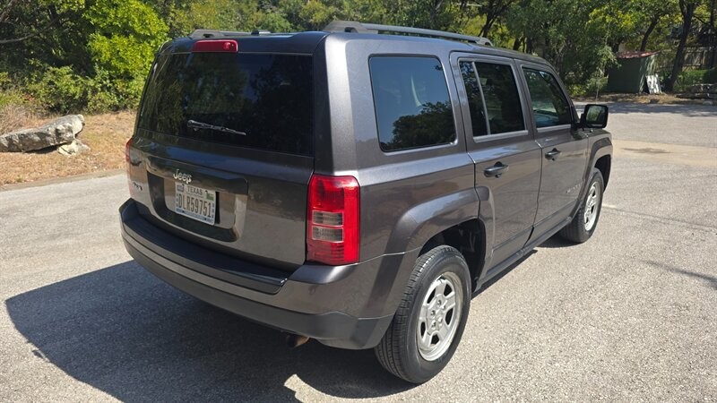 Jeep Patriot Vehicle Image 5