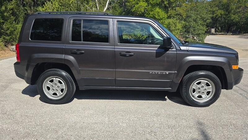 Jeep Patriot Vehicle Image 6