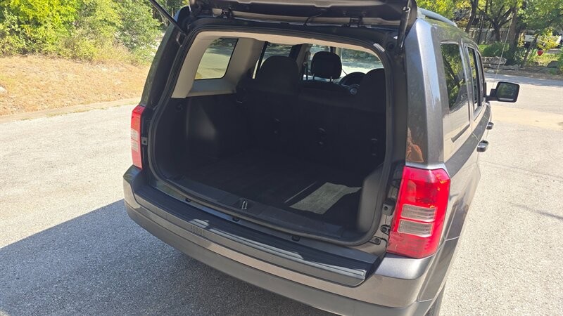 Jeep Patriot Vehicle Image 12