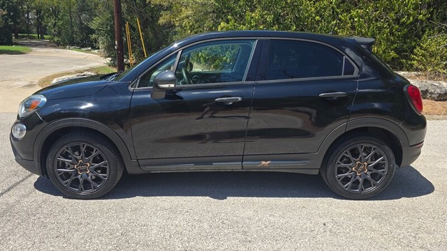 FIAT 500X Vehicle Full-screen Gallery Image 02