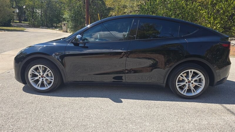 Tesla Model Y Vehicle Image 2