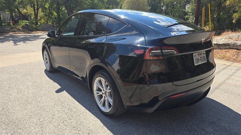 Tesla Model Y Vehicle Image 3