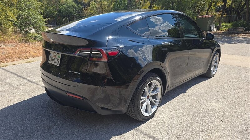 Tesla Model Y Vehicle Image 5