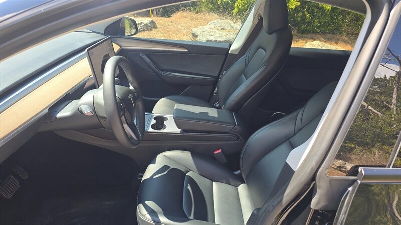 Tesla Model Y Vehicle Image 9