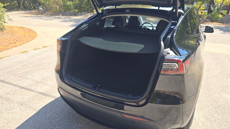 Tesla Model Y Vehicle Image 12