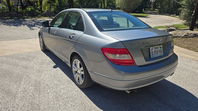 Mercedes-Benz C-Class Vehicle Full-screen Gallery Image 03