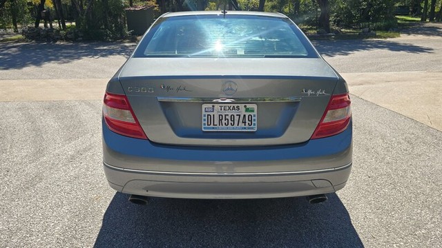 Mercedes-Benz C-Class Vehicle Full-screen Gallery Image 04
