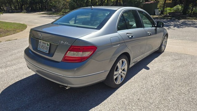 Mercedes-Benz C-Class Vehicle Full-screen Gallery Image 05
