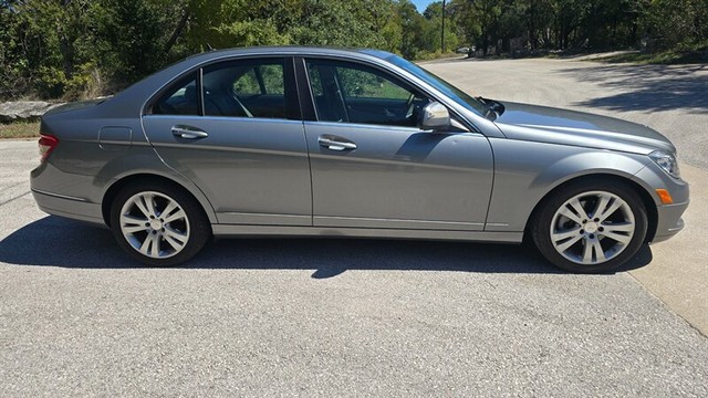 Mercedes-Benz C-Class Vehicle Full-screen Gallery Image 06