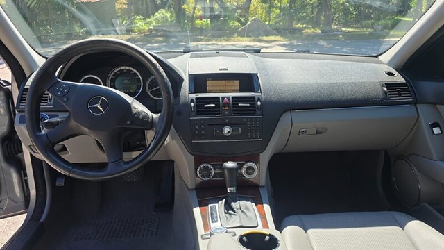 Mercedes-Benz C-Class Vehicle Full-screen Gallery Image 11