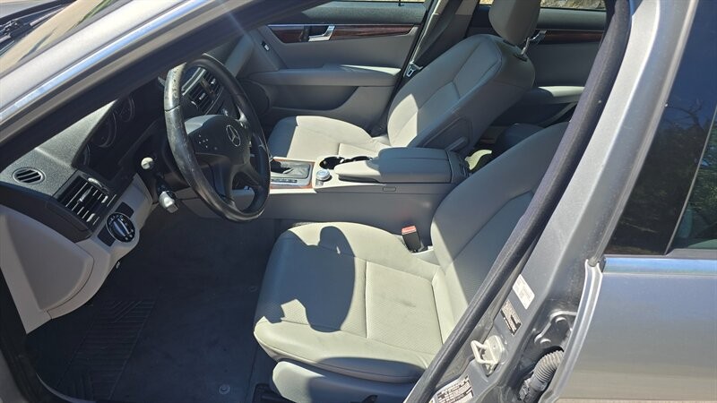 Mercedes-Benz C-Class Vehicle Image 9