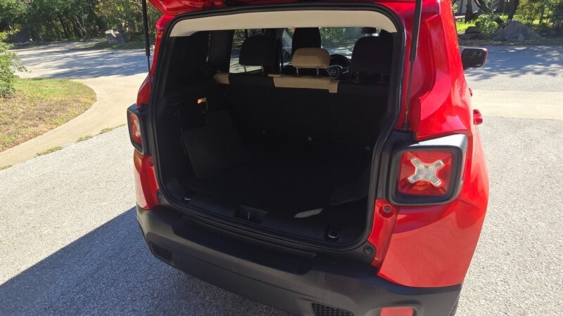 Jeep Renegade Vehicle Image 12