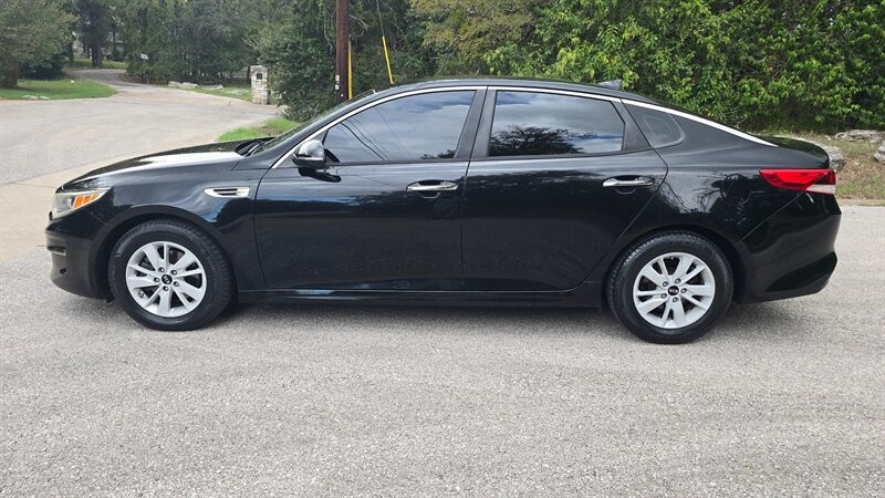 Kia Optima Vehicle Image 2