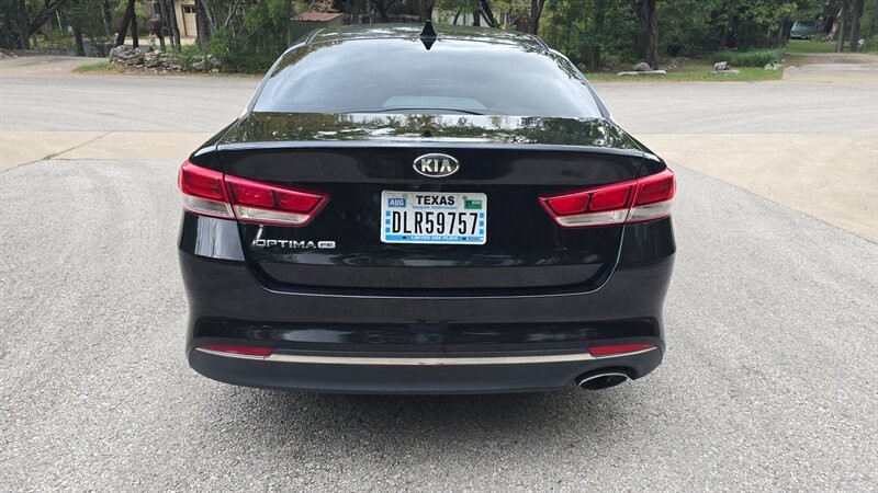 Kia Optima Vehicle Image 4
