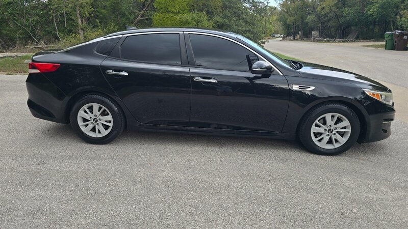 Kia Optima Vehicle Image 6