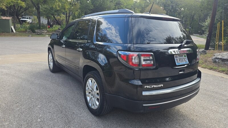 GMC Acadia Vehicle Image 3