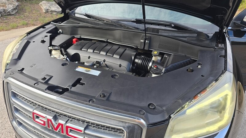 GMC Acadia Vehicle Image 13