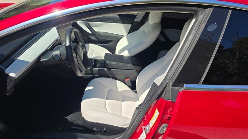 Tesla Model 3 Vehicle Image 9