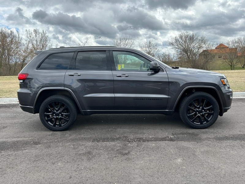 Jeep Grand Cherokee Vehicle Full-screen Gallery Image 4