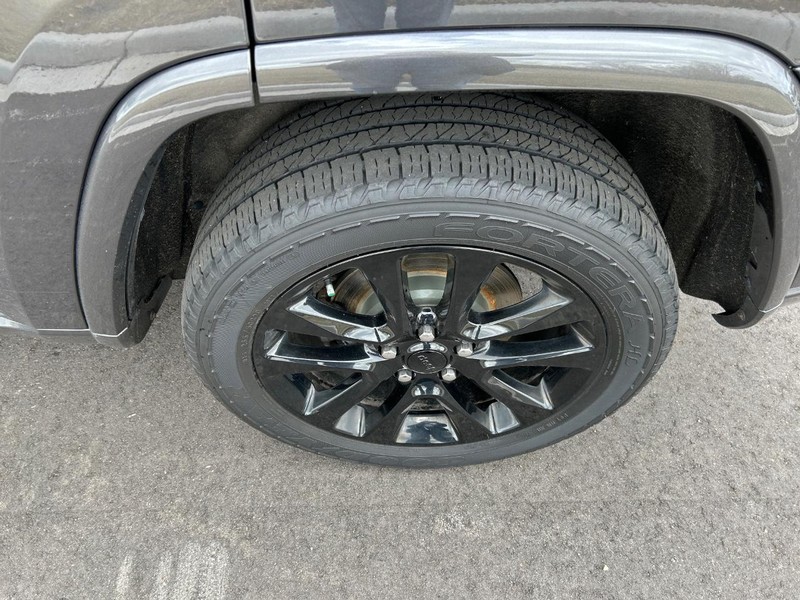 Jeep Grand Cherokee Vehicle Full-screen Gallery Image 9