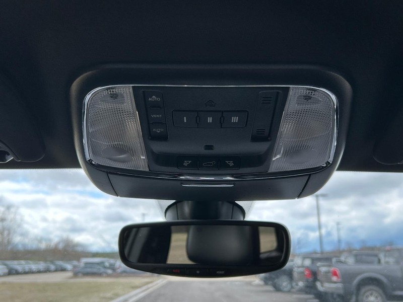 Jeep Grand Cherokee Vehicle Full-screen Gallery Image 14