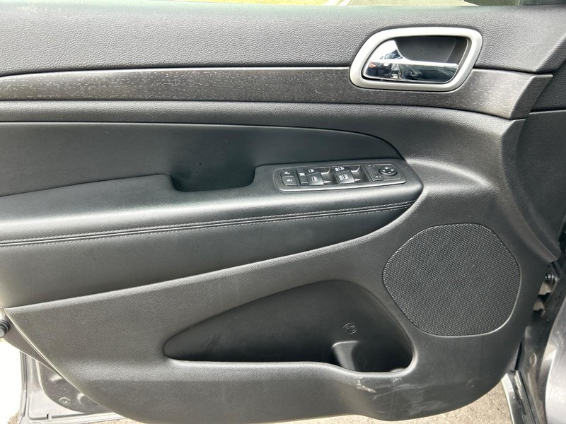 Jeep Grand Cherokee Vehicle Full-screen Gallery Image 21